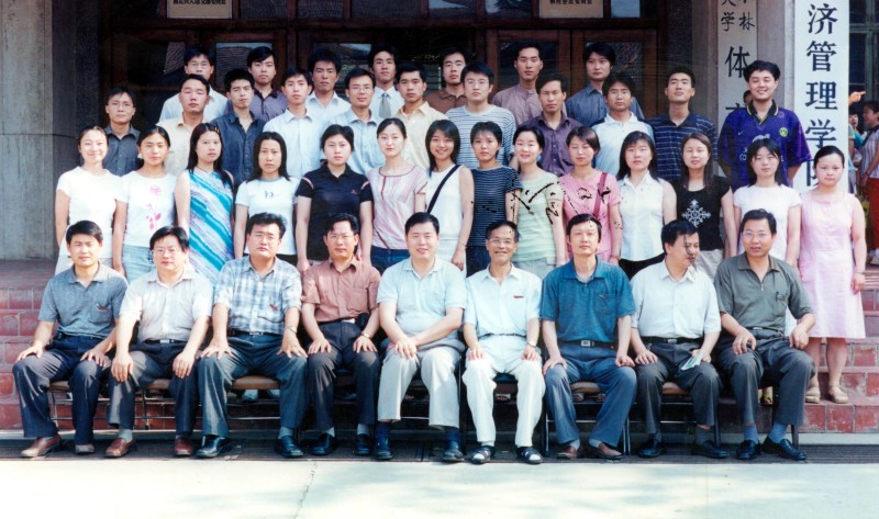 经管学院2003届经管专业四班毕业生合影.jpg