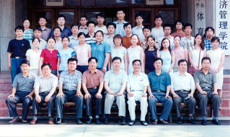 经管学院2003届经管专业三班毕业生合影.jpg