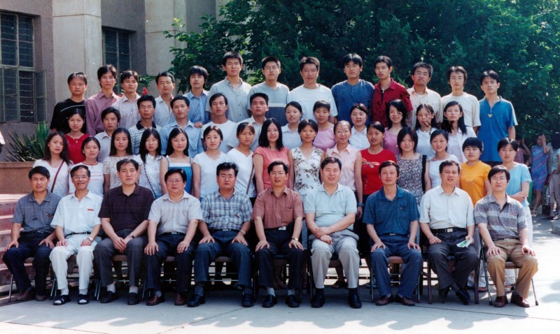 经管学院2003届会计专业一班毕业生合影.jpg