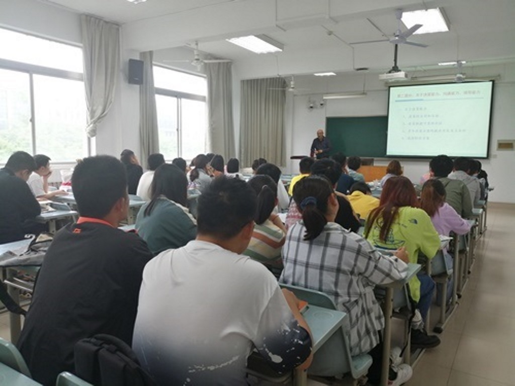 39f67ca30a0043a4914a8126239c8bc8.jpg 课堂现场.jpg